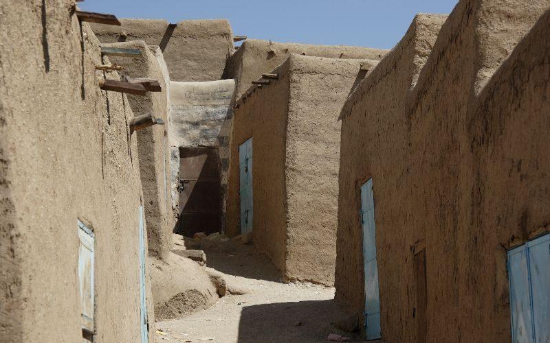 بيوت الجالوص.. “المدماك” يقف في وجه البناء المسلح.. 