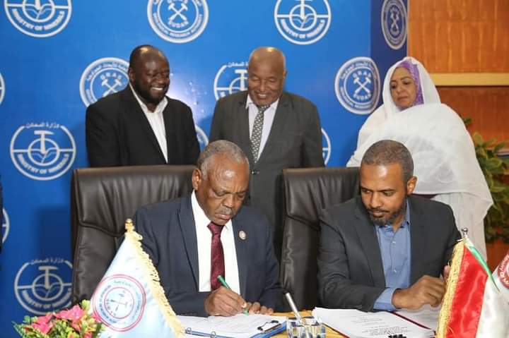 السودان يوقع “7” اتفاقيات للتنقيب عن الذهب والرمال السوداء