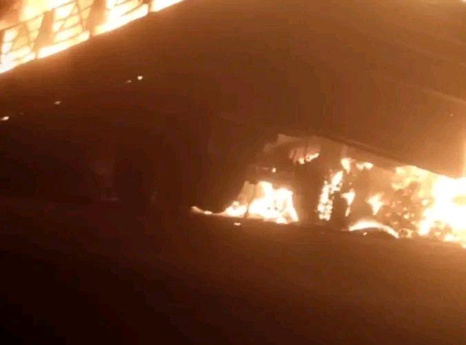 في طريقها للخرطوم:   احتراق شاحنة بضائع مصرية بالشمالية