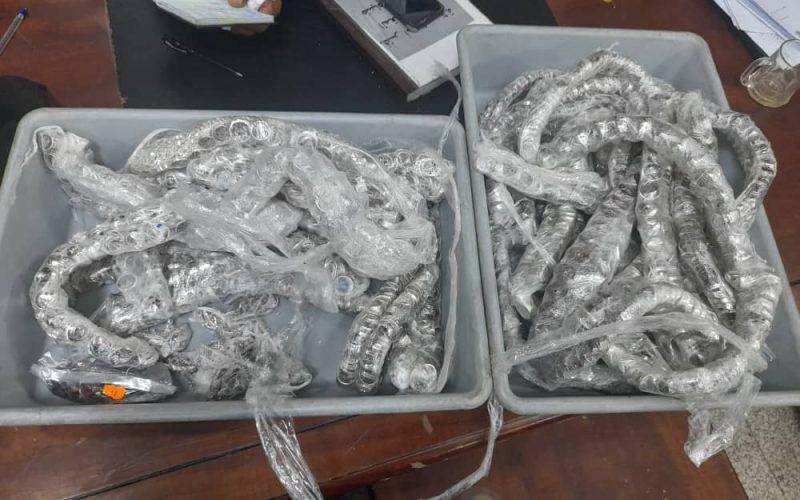 جمارك المطار تحبط محاولة تهريب فضة وذهب بواسطه مسافرين