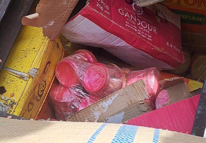 ضبط مستحضرات تجميل مخبأة داخل شحنة فول بأم درمان