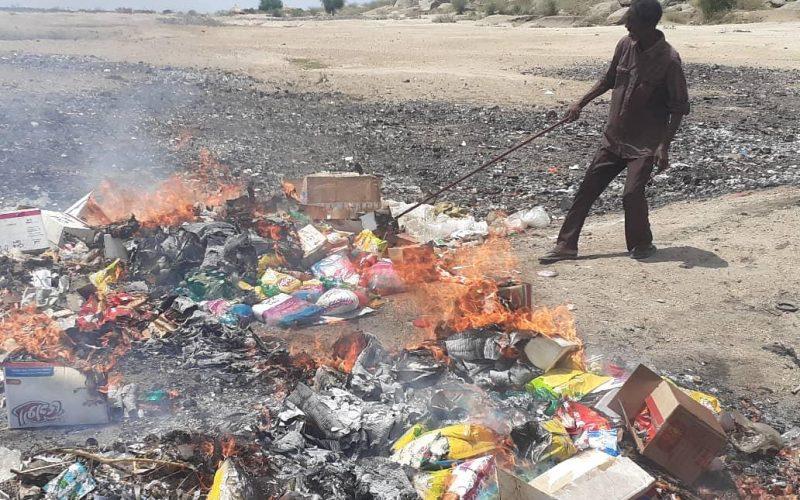 شكوى تقود لضبط مواد غذائية منتهية الصلاحية ببحري