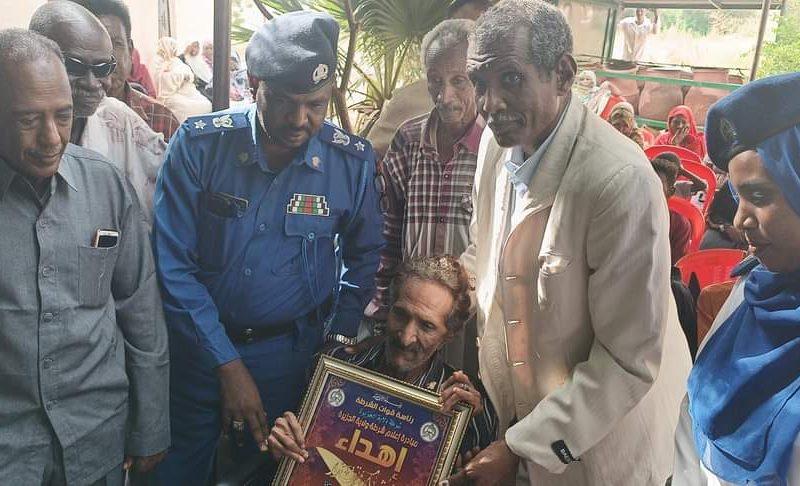 شرطة الجزيرة تكرم المسرحي “نبيل متوكل” بود مدني