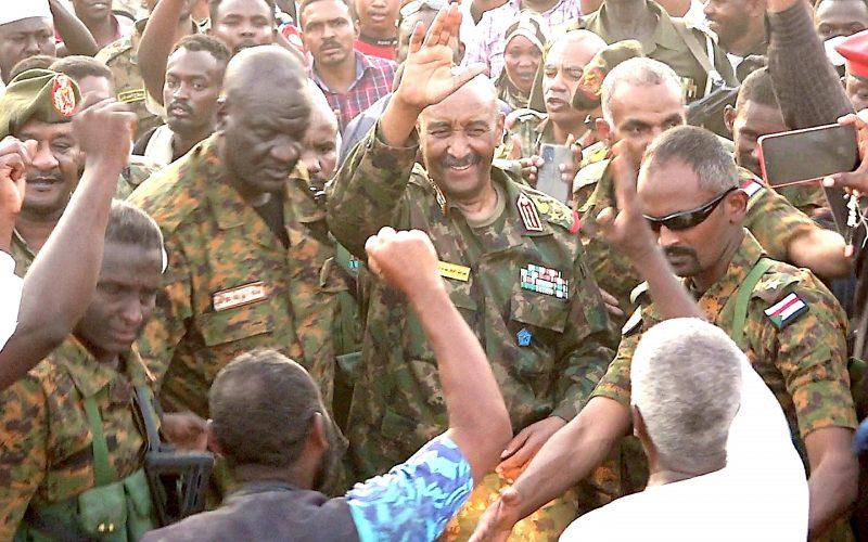 ‏بالصور.. القائد العام للجيش الفريق أول عبد الفتاح البرهان يتفقّد الفرقة الـ(19) بمروي