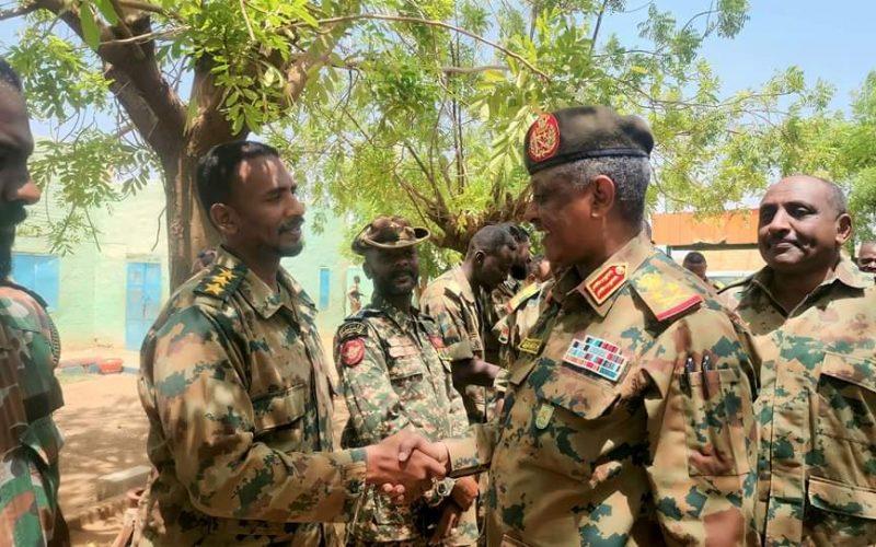 مساعد القائد العام للجيش “ياسر العطا” يزور قاعدة وادي سيدنا بأم درمان