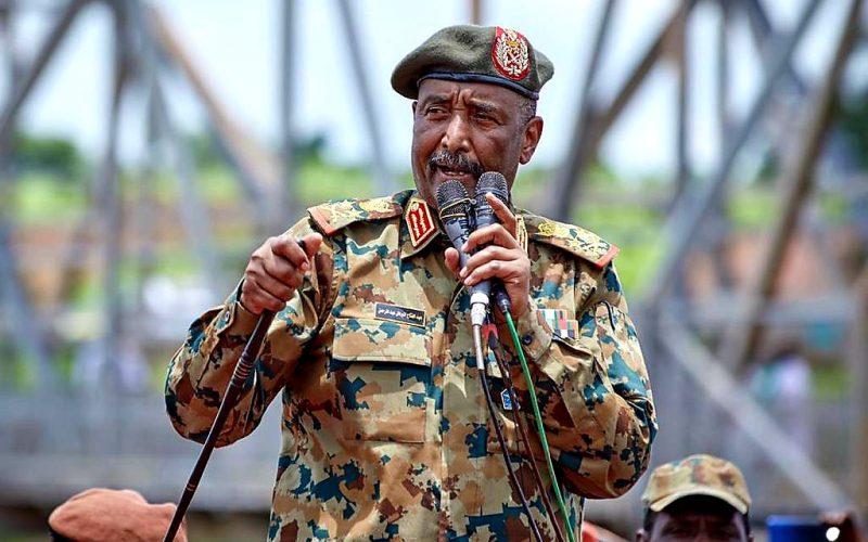 قائد الجيش: نطمئن المواطنين بأن الجيش سيقاتل لآخر جندي حتي ينعم أهل السودان بالأمن والاستقرار ولن تسقط القوات المسلحة