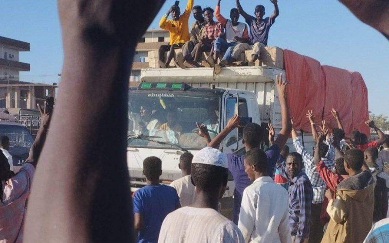 بالصور.. احتفالات المواطنين مع القوات المسلحة بود مدني بعد تصديها للدعم السريع