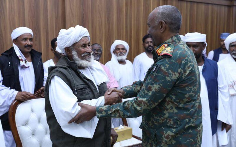 “تأكيداً لدعم الجيش”.. البرهان يلتقي وفد الهواوير برئاسة الناظر “أبوقدم”