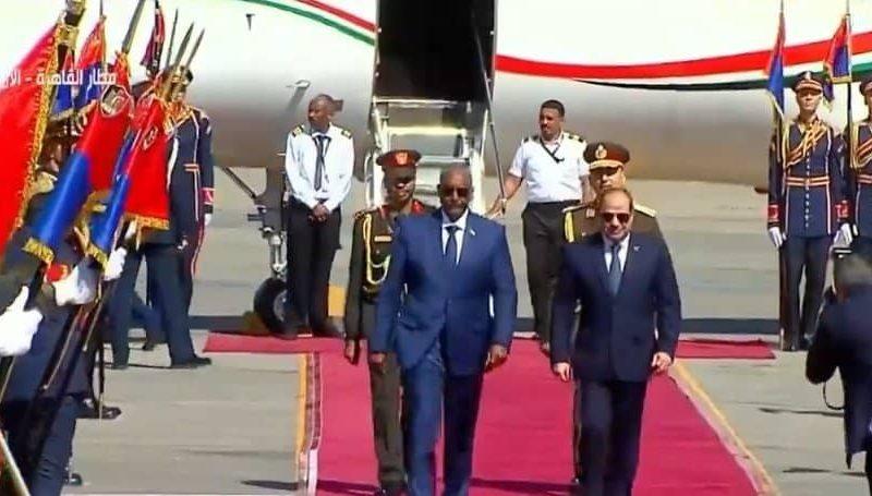 البرهان يصل القاهرة والسيسي في استقباله