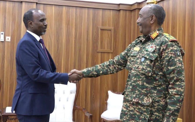 سلمها المـبعوث الرئاسي.. البرهان يتسلم رسالة خطية من الرئيس الجيبوتي