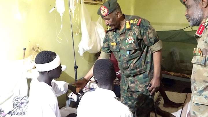 “لأول مرة منذ اندلاع الحرب”..  البرهان يتفقد الجرحى بالسلاح الطبي وعلياء بأم درمان