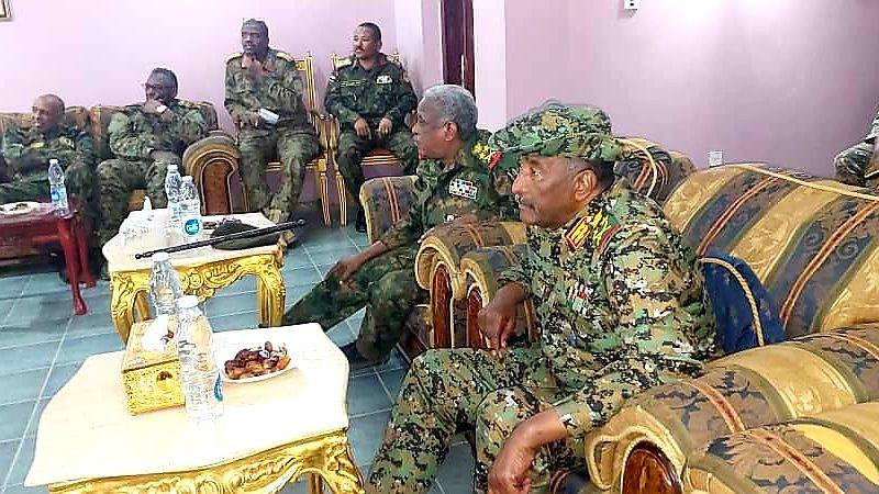 “تلقى تنويراً عن سير العمليات”.. البرهان يتفقد الخطوط الأمامية بأُم درمان