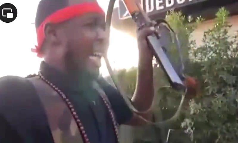 بالصورة..”ظهر يذرف الدموع بالتحام كرري والمهندسين”.. سودانية تهدي فدائي بالجيش السوداني سيارة