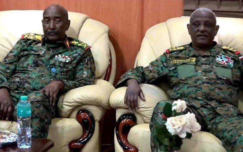 مهنئاً بتقدم القوات .. القائد العام للجيش يصل أم درمان عشية الانتصارات