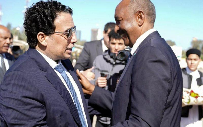 المنفي لدى لقائه البرهان.. لاجئو السودان في ليبيا سيعاملون معاملة الليبيين