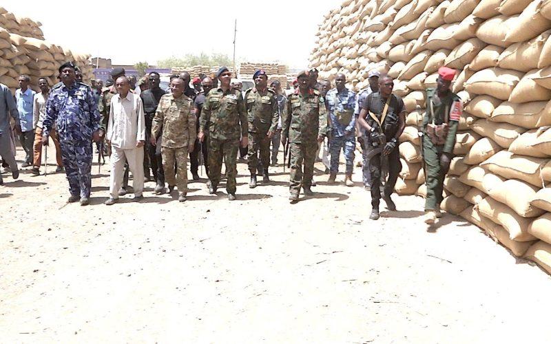 ابراهيم جابر يطمئن على سير الموسم الزراعي والمخزون الاستراتيجي