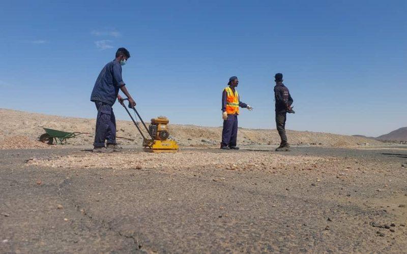 تواصل عمليات صيانة طريق السليم حلفا 