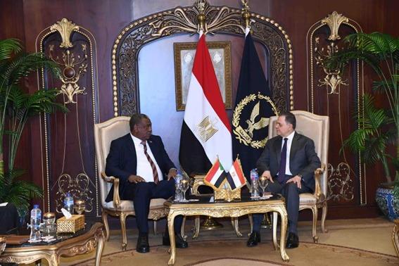 وزير الداخلية السوداني يتناول مع نظيره المصري أوضاع السودانيين في مصر وبطء تأشيرات الدخول