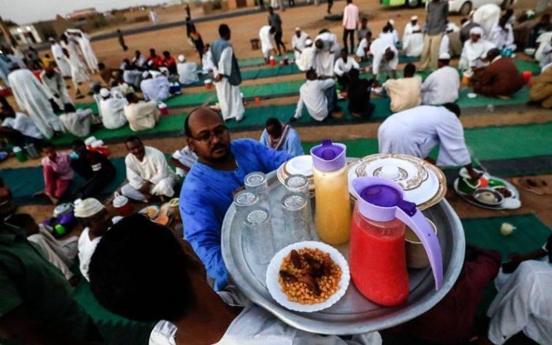 إفطارات الشوارع في أم درمان عادة رمضانية تتحدى الحرب