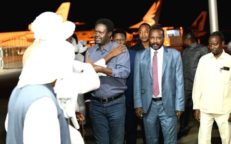 بعد جولة أوروبية إفريقية مناوي يعود للبلاد