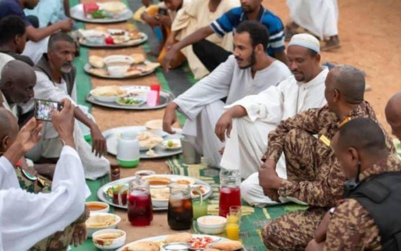 إعلام مجلس السيادة ينشر صوراً للبرهان أثناء إفطار رمضاني مع مواطني منطقة سارديه الشقالوه في مدينة شندي بولاية نهر النيل