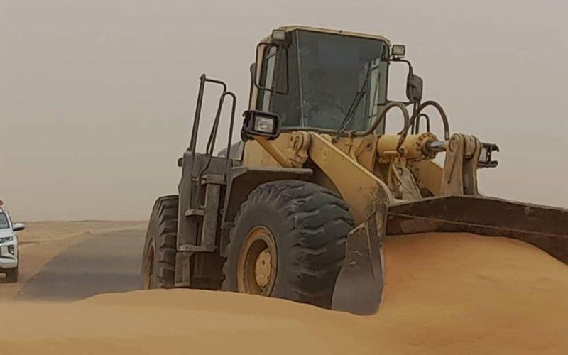 إدارة المرور السريع نهرالنيل تقف على إنسياب الحركة بشارع مروي عطبرة وتزيل العوائق الترابية بالتعاون مع مصنع أسمنت عطبرة