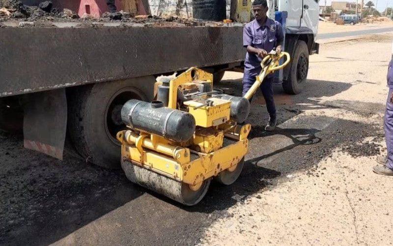 الخرطوم.. إزالة المتاريس من الطرق وتوجيه بمعالجة الحفر