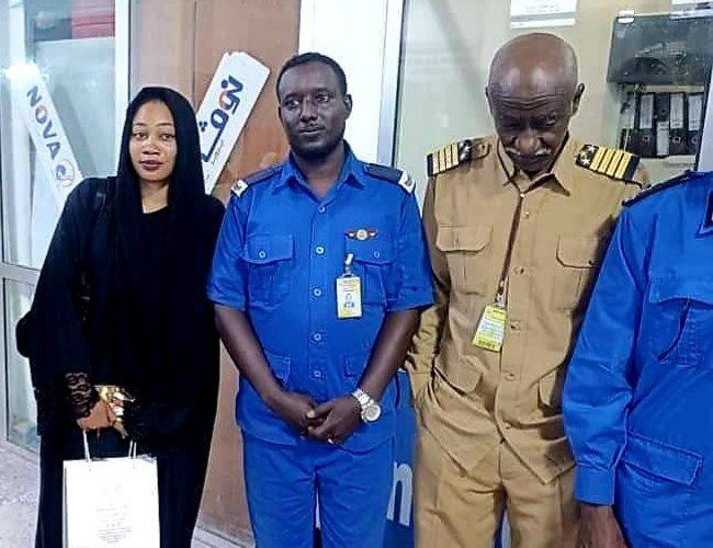 أحيا فضيلة الأمانة.. مطار بورتسودان يكرم شرطيا أعاد مصوغات ذهبية وأموال أجنبية لراكبة سودانية
