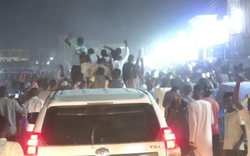 حشود جماهيرية عفوية تستقبل البرهان لدى زيارته التفقدية لعطبرة