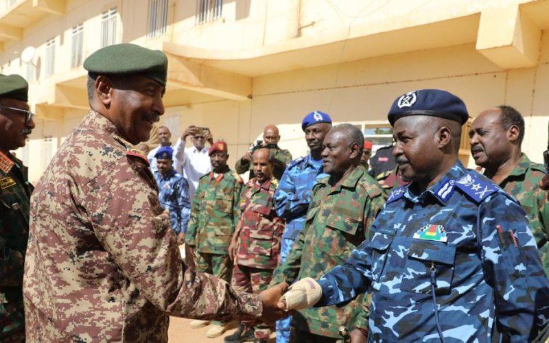 البرهان يتفقد رئاسة الخرطوم ويتعهد بدعم الخدمات