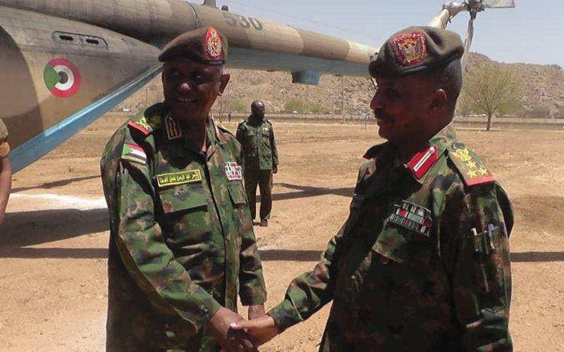 ياسر العطا يتفقد الدفاعات الأمامية للقوات المسلحة بالفاو