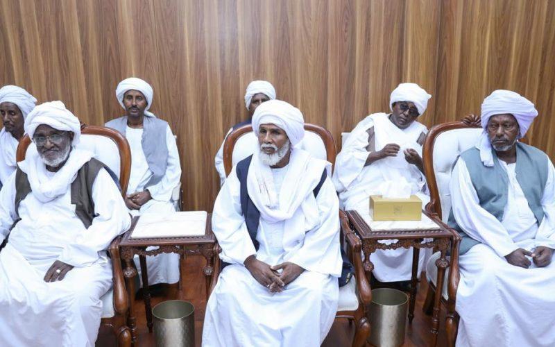 خلال لقائه وفد البني عامر.. البرهان يتعهد بحل مشاكل الخدمات و معوقات مشروع طوكر