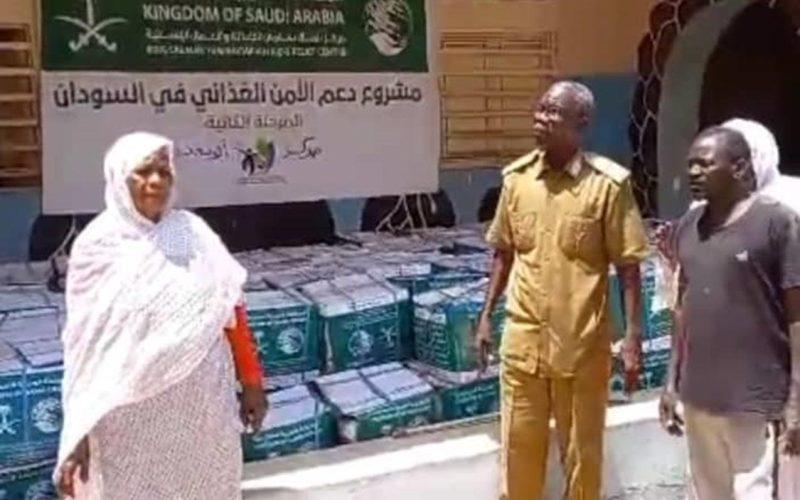 محلية امدرمان توزع سلة مركز الملك سلمان لمواطني أبوسعد