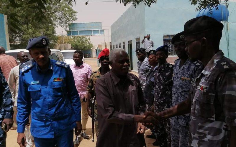 والي شمال دارفور يتفقد سير العمل في السجل المدني والجوازات