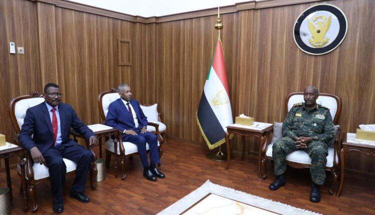 البرهان يودع سفيري السودان في مصر وإثيوبيا بتوجيهات مهمة