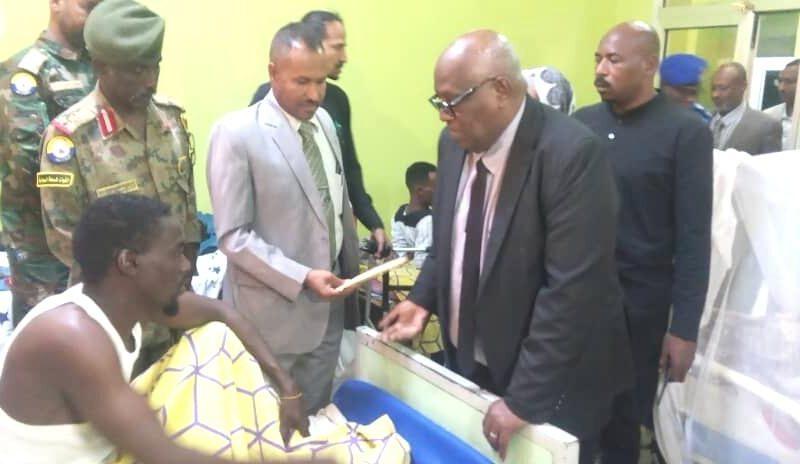 وزير العدل يتفقد جرحي ومصابي معركة الكرامة بمستشفى دنقلا العسكري