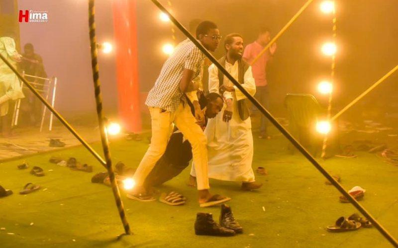 اللحظات الأولى لإدخال المصابين – جراء قصف إفطار كتائب البراء – إلى مستشفى الشرطة عطبرة.. وسط أنباء عن استشهاد (5) أشخاص وإصابة العشرات.