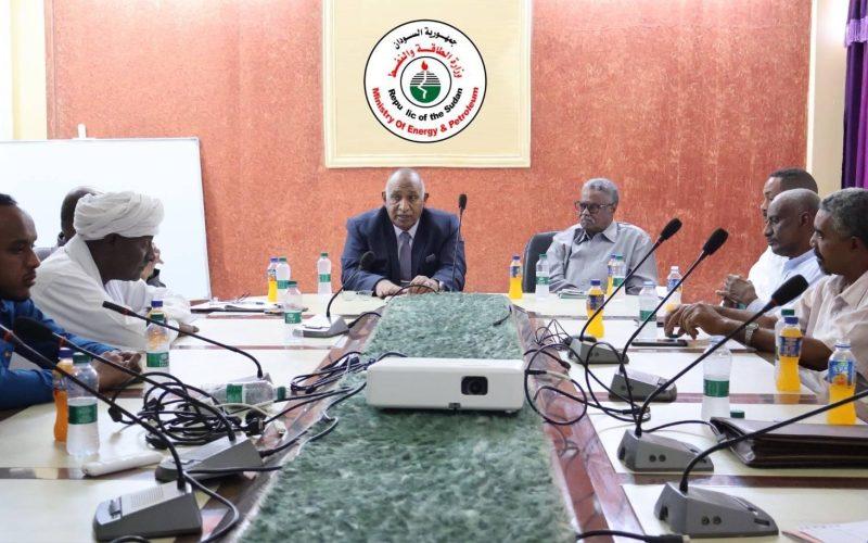 وزير الطاقة والنفط يلتقي والي القضارف ويؤكد استعداد وزارته لتوفير وقود الزراعة للولاية