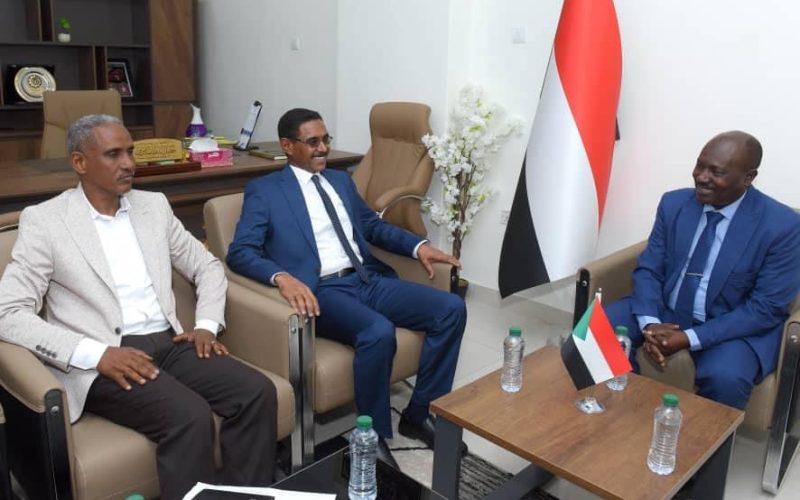 وزير الداخلية المكلف يلتقي والي ولاية كسلا المكلف واللقاء يناقش دعم خطط شرطة الولاية