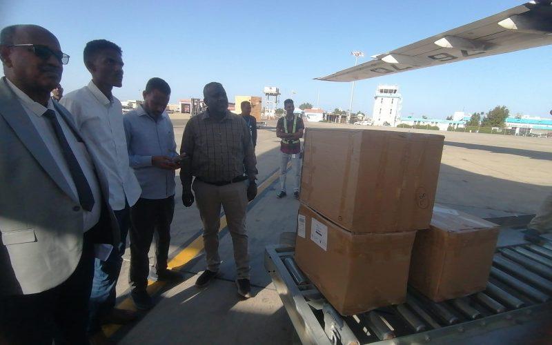 وزارة الصحة تستقبل شحنة أدوية مقدمة من مجموعةمستشفيات “استرا ” الطبية الهندية