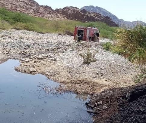 قوات الدفاع المدني ولاية البحر الأحمر تسيطر على حريق في الخط الناقل بأربعات