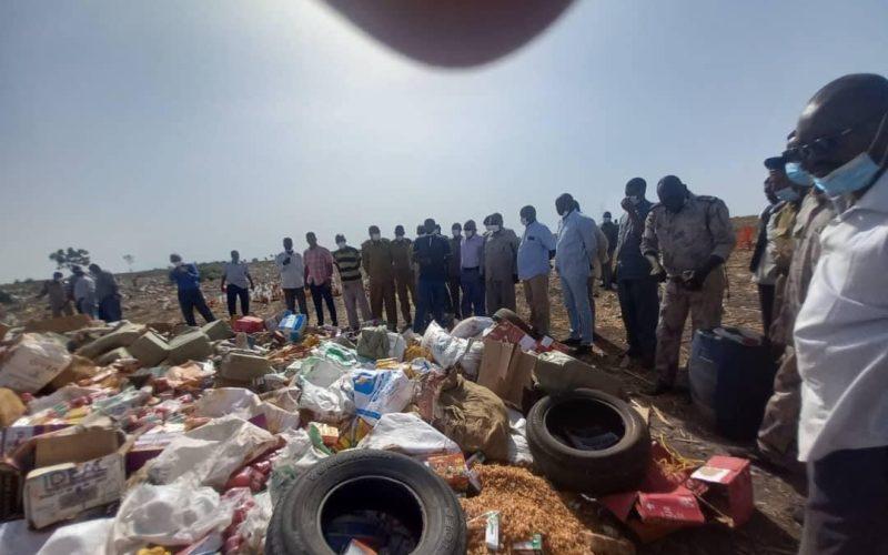 مكافحة التهريب بولاية سنار تنظم حملة إبادة للبضائع الخالية من الموانع القانونية