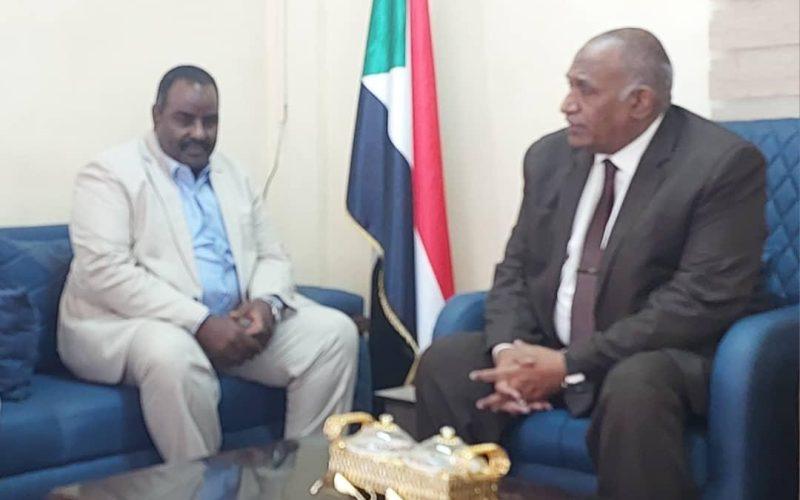 وزير الطاقة والنفط يلتقي وزير الاستثمار بالولاية الشمالية