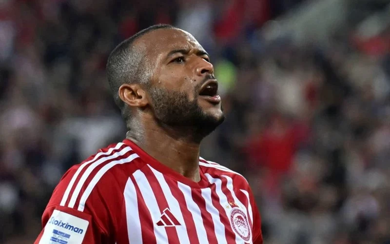 أيوب الكعبي يقود أولمبياكوس للفوز بلقب دوري المؤتمر الاوروبي