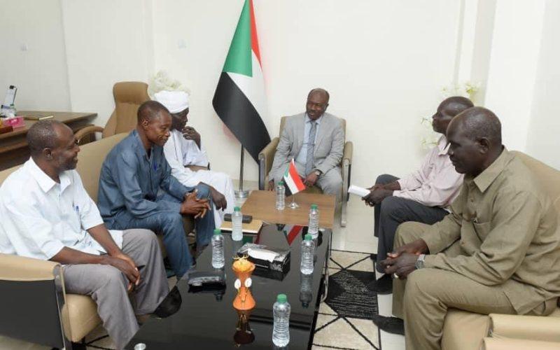 وزير الداخلية المكلف يلتقي بوفد تنسيقية النوبة العليا للمساعي الحميدة والإصلاح