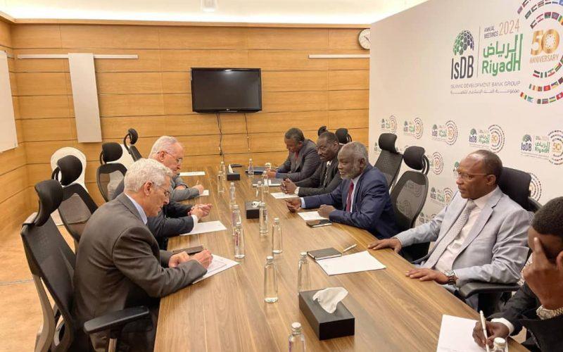 وزير المالية يبحث مع نظيره الجزائري بالرياض التعاون الاقتصادي