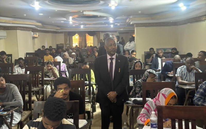 جامعة الخرطوم تعقد امتحانات خارجية وزيارات مسؤولين مراكزها