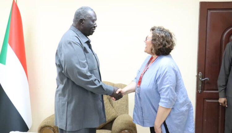 مسؤولة إيطالية تدفع بطلب إلى عقار