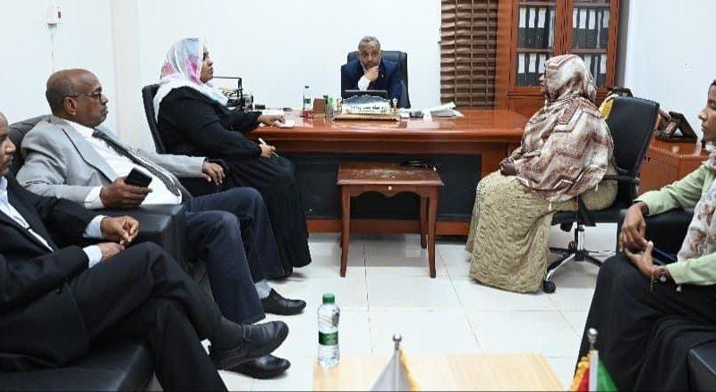 اجتماع مركز عمليات الطوارئ الاتحادي يستعرض تقارير اداء إدارات وزارة الصحة.