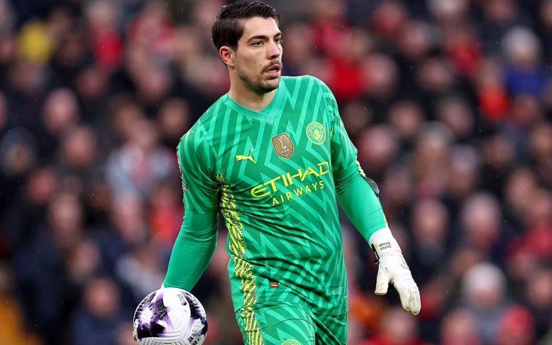 مانشستر سيتي يمدد عقد حارسه أورتيغا أعلن فريق مانشستر سيتي الإنجليزي تمديد عقد حارسه ستيفان أورتيغا حتى عام 2026.